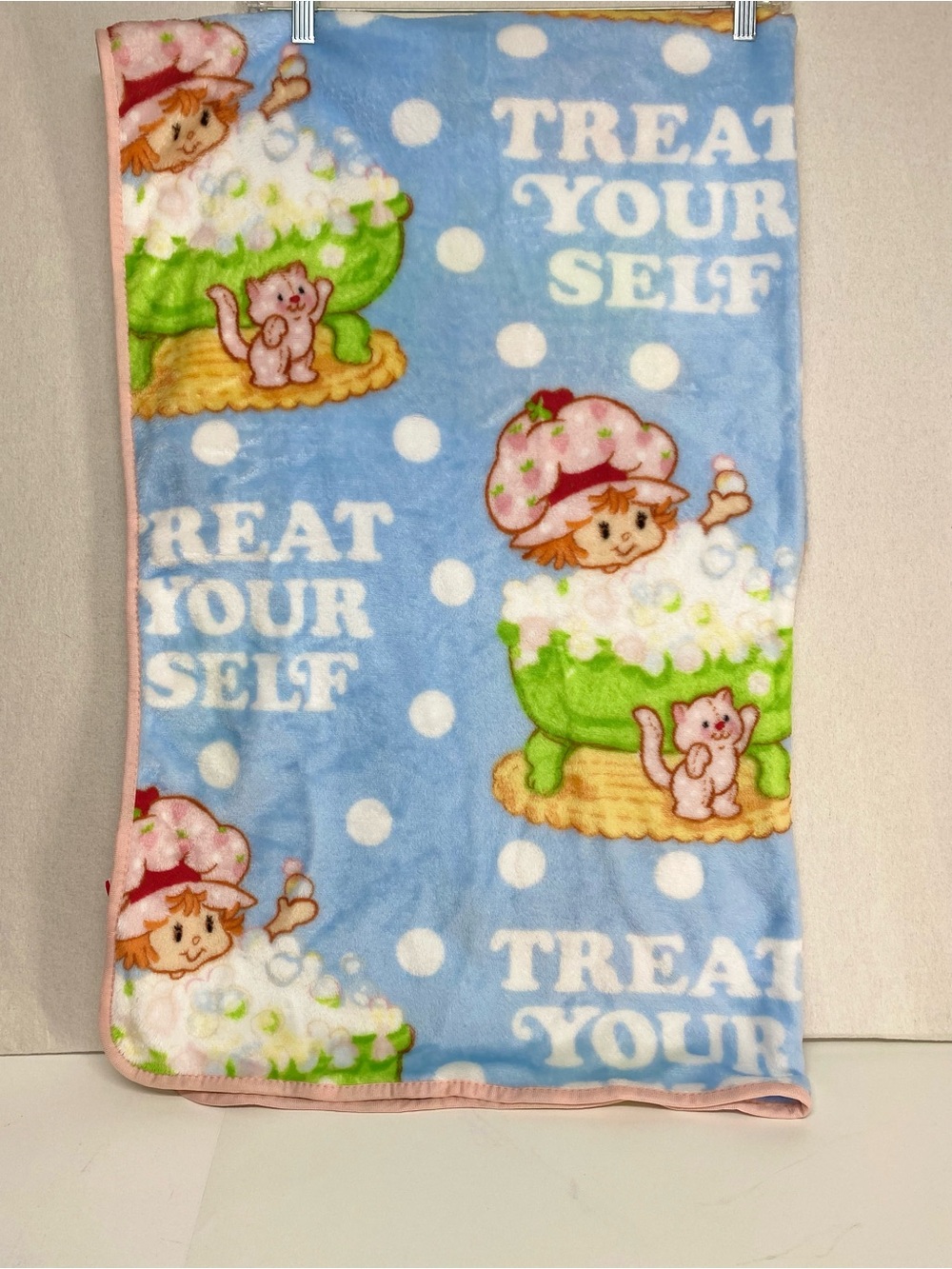 Strawberry Shortcake Plush Kids Blanket Blue Bubble Design Treat Yourself Cozy
